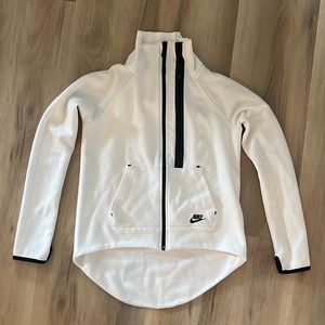 Woman’s Nike Tech Small